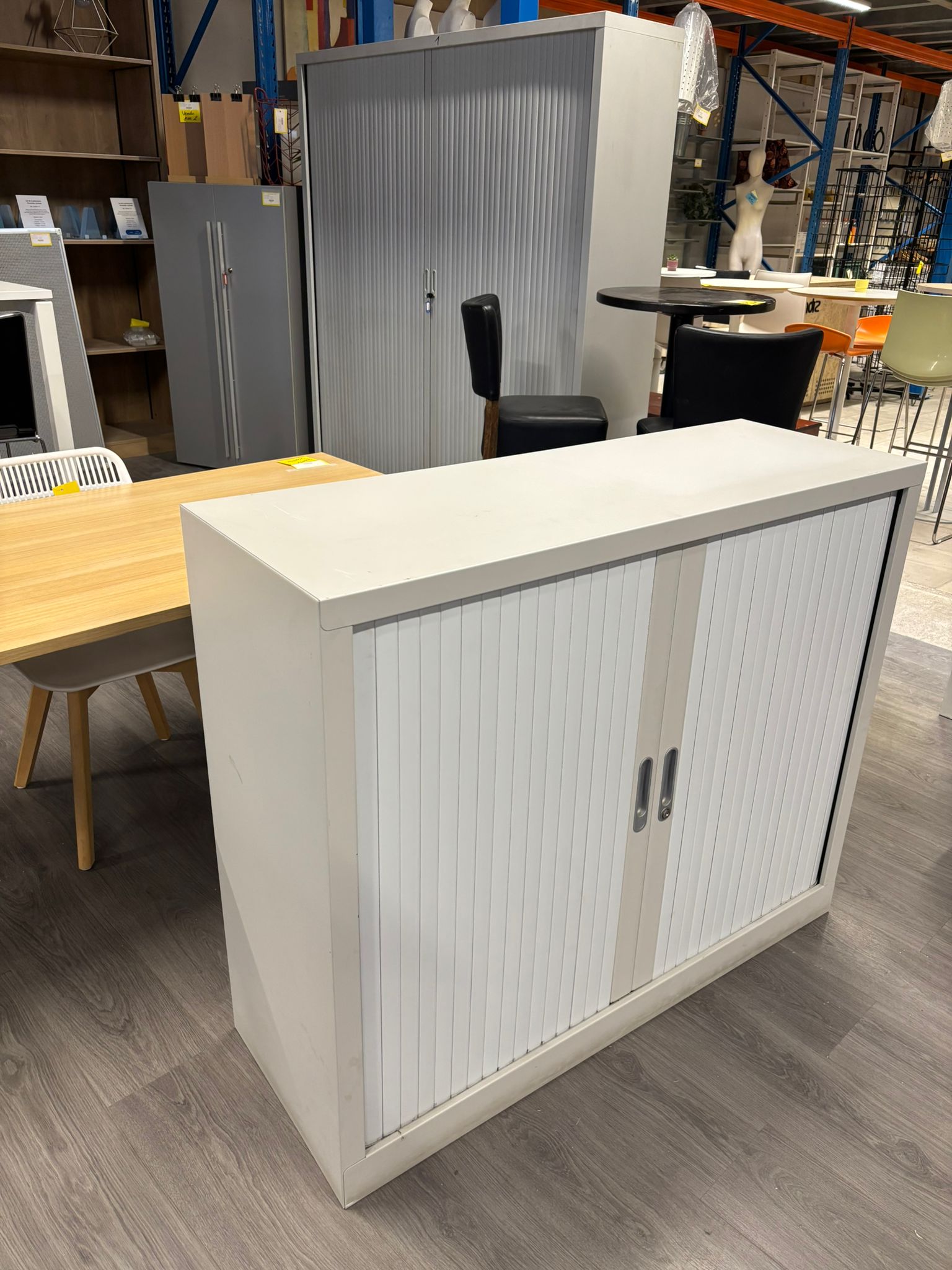 Armoire de bureau métallique grise avec tablette réglable – L120 x P42,5 x H100 cm