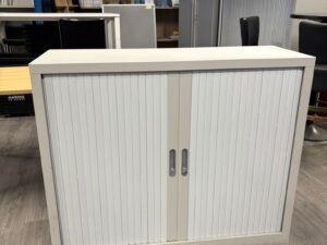 Armoire de bureau métallique grise avec tablette réglable – L120 x P42,5 x H100 cm