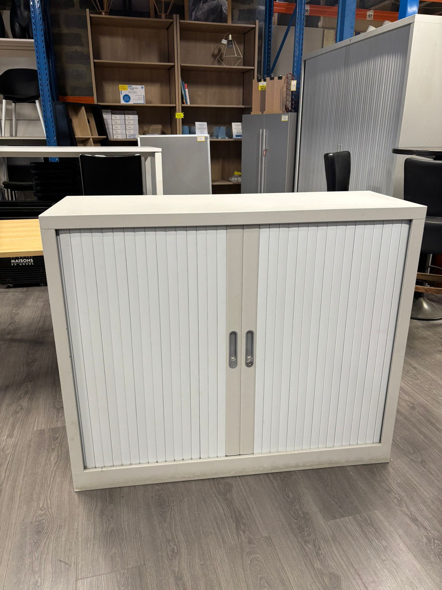 Armoire de bureau métallique grise avec tablette réglable – L120 x P42,5 x H100 cm