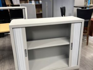 Armoire de bureau métallique grise avec tablette réglable – L120 x P42,5 x H100 cm