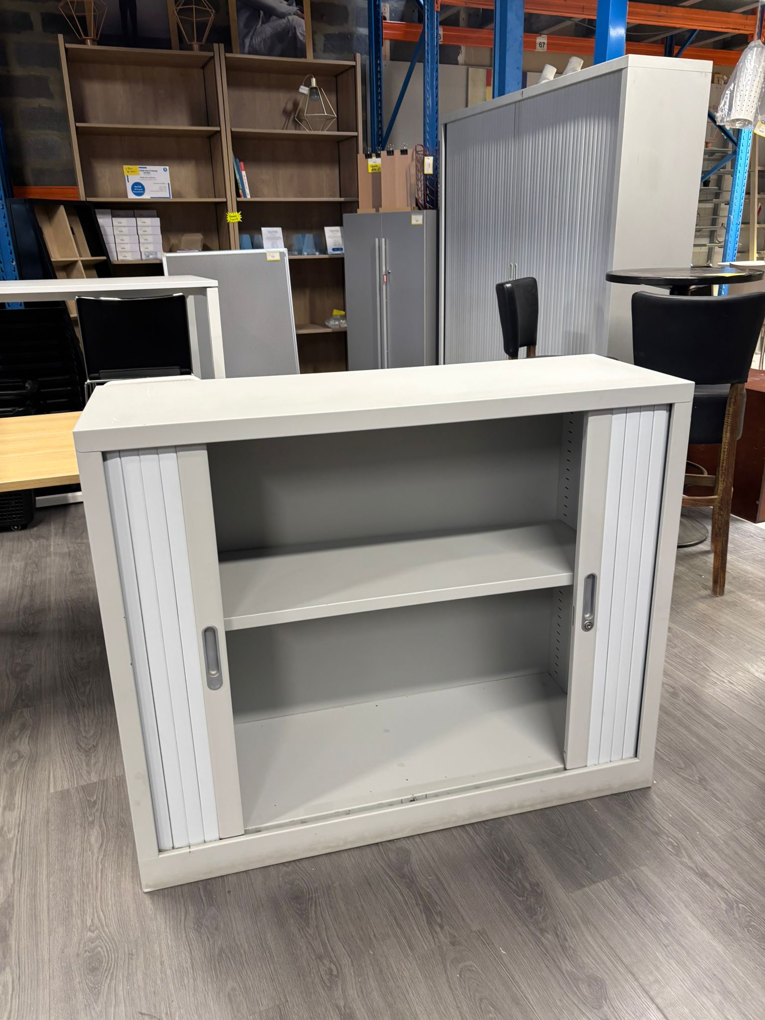 Armoire de bureau métallique grise avec tablette réglable – L120 x P42,5 x H100 cm