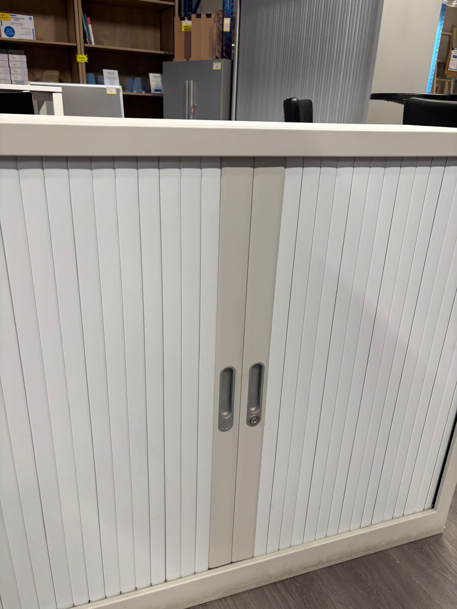 Armoire de bureau métallique grise avec tablette réglable – L120 x P42,5 x H100 cm