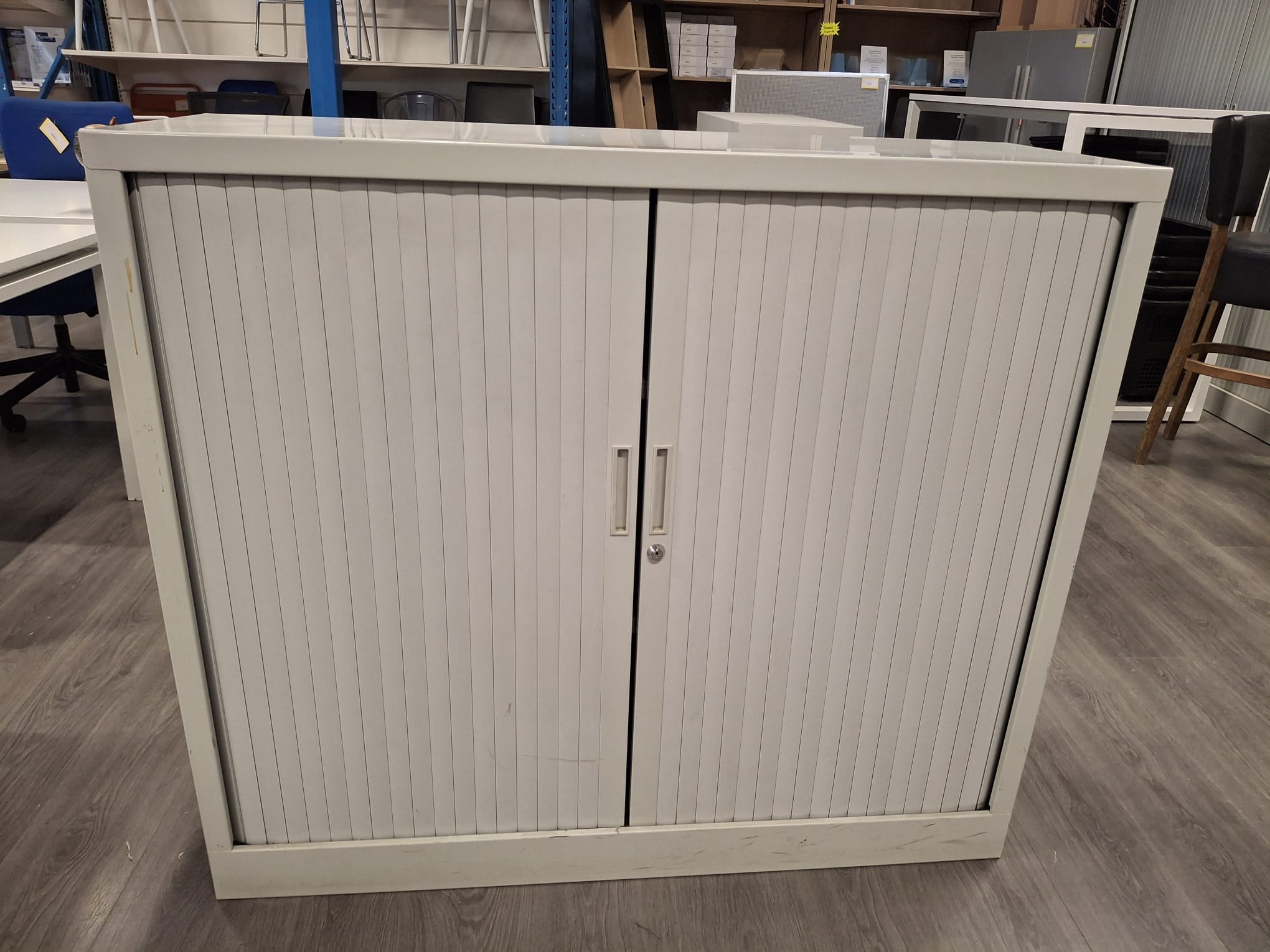 Armoire de bureau basse métallique gris clair 2 tablettes – L120 x P43 x H105 cm
