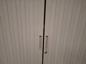 Armoire de bureau basse métallique gris clair 2 tablettes – L120 x P43 x H105 cm