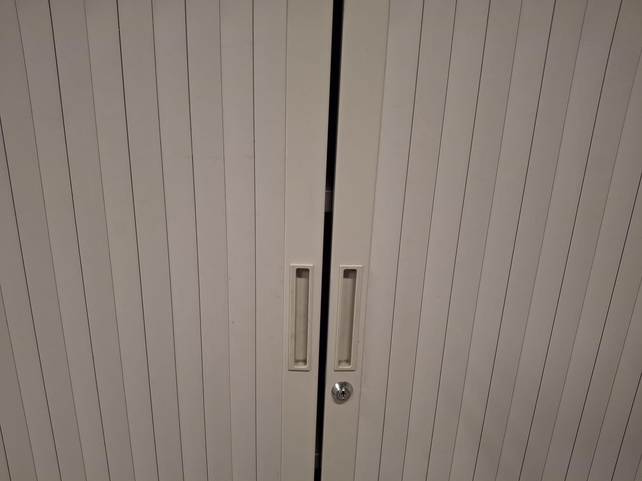 Armoire de bureau basse métallique gris clair 2 tablettes – L120 x P43 x H105 cm