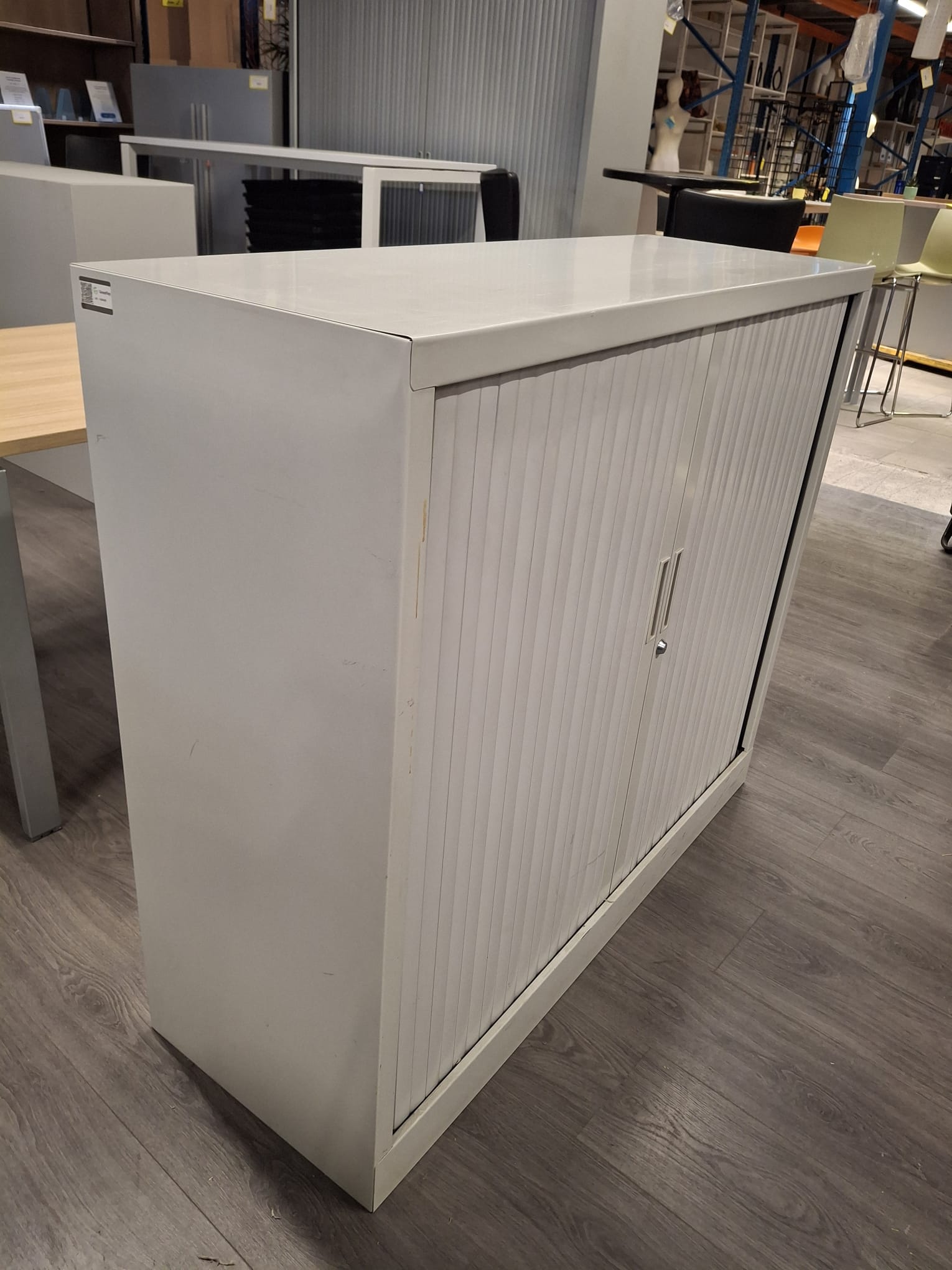 Armoire de bureau basse métallique gris clair 2 tablettes – L120 x P43 x H105 cm