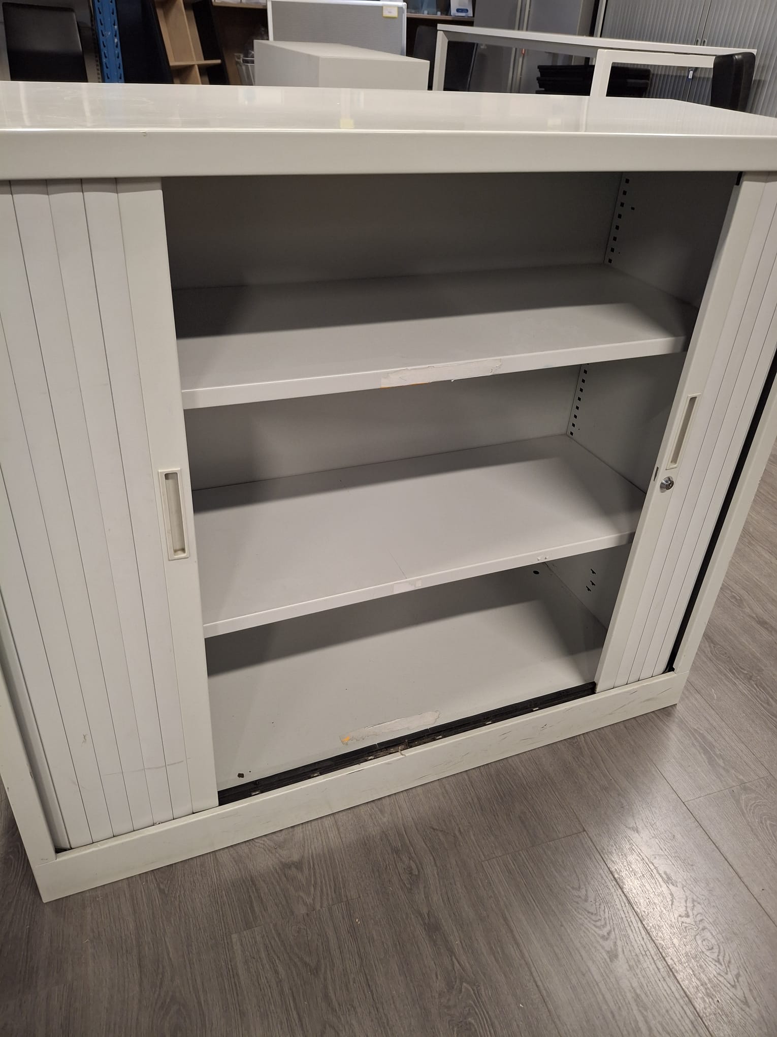 Armoire de bureau basse métallique gris clair 2 tablettes – L120 x P43 x H105 cm