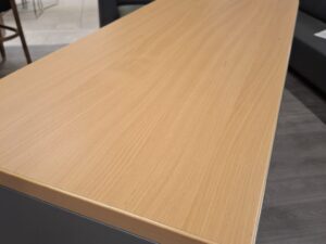 Armoire basse de bureau métal et bois avec clé 2 tablettes – L120 x P43 x H103 cm