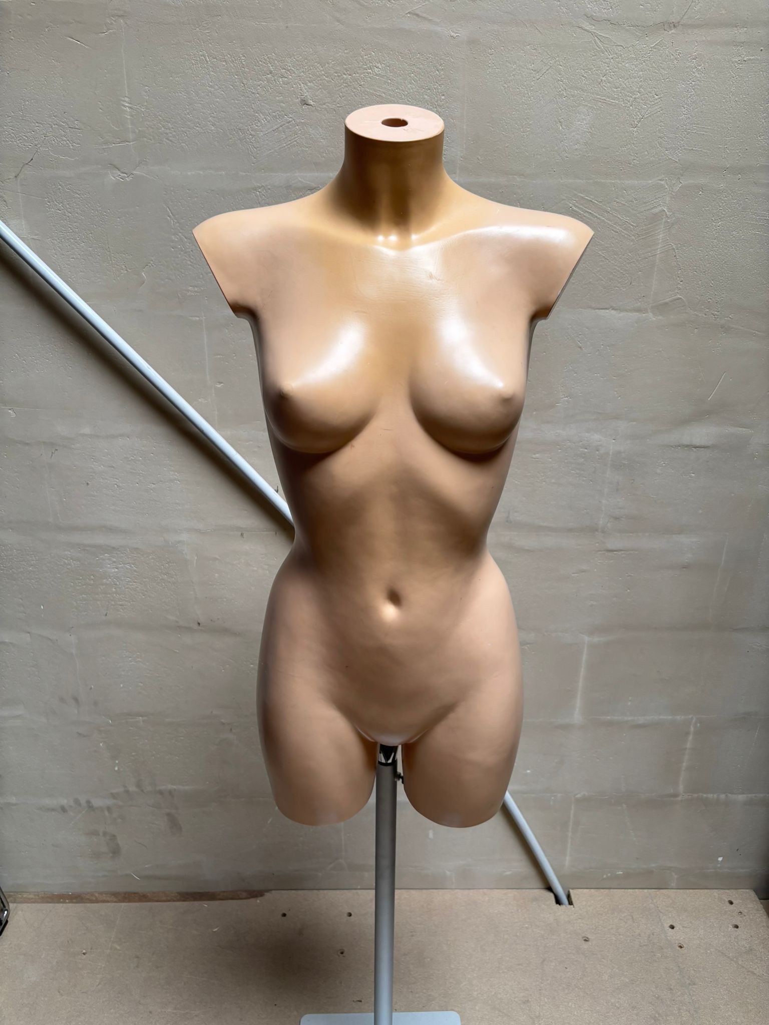 Mannequin buste femme demi-cuisse beige sur socle métallique – H153 cm