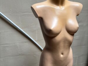 Mannequin buste femme demi-cuisse beige sur socle métallique – H153 cm