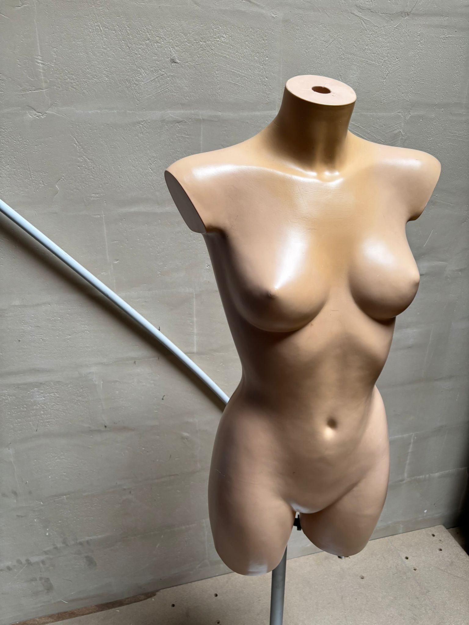 Mannequin buste femme demi-cuisse beige sur socle métallique – H153 cm