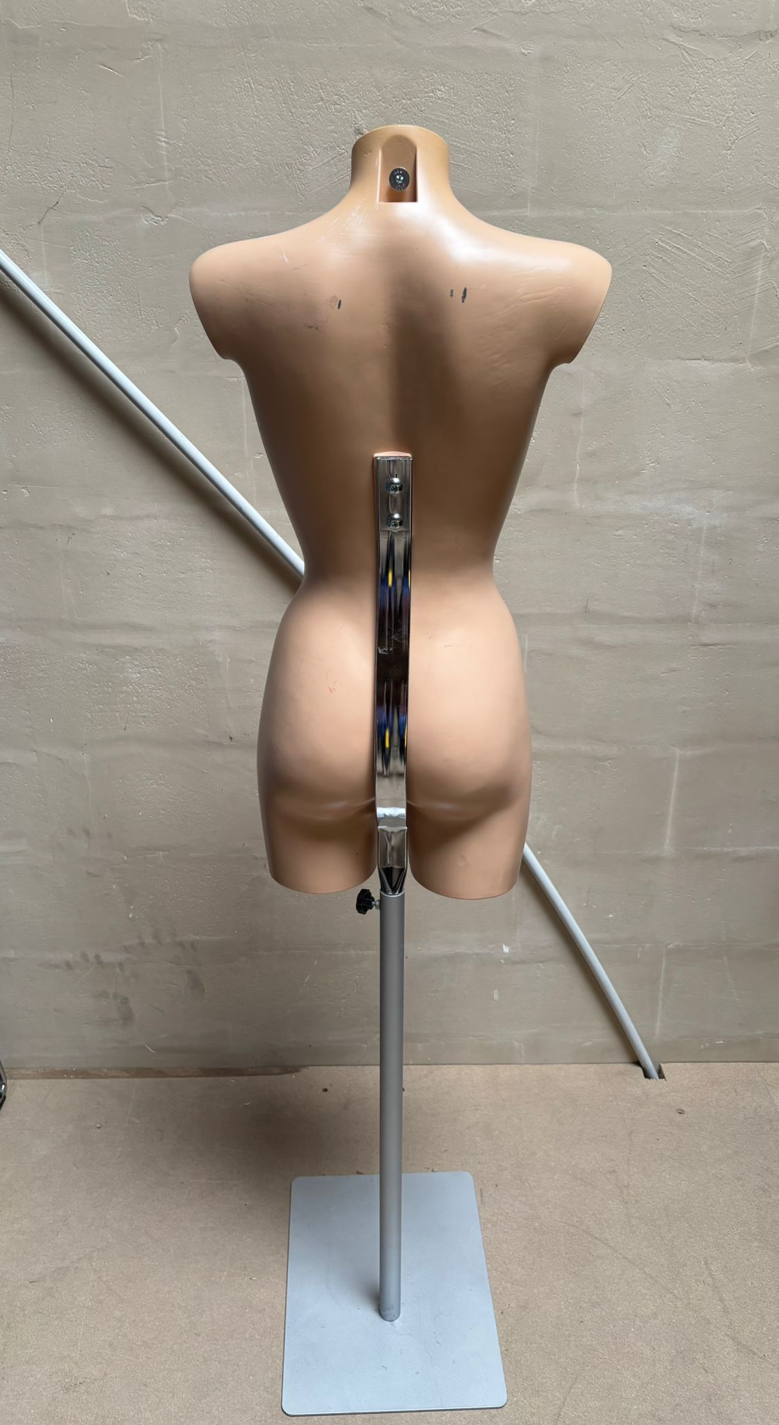 Mannequin buste femme demi-cuisse beige sur socle métallique – H153 cm