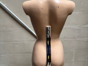 Mannequin buste femme demi-cuisse beige sur socle métallique – H153 cm