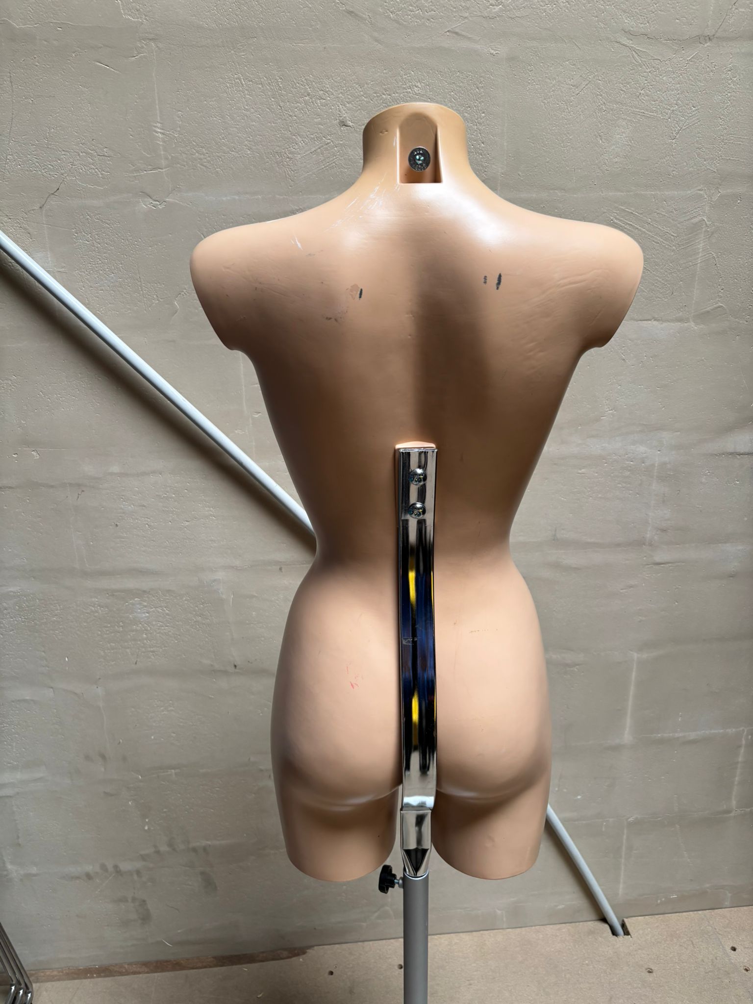 Mannequin buste femme demi-cuisse beige sur socle métallique – H153 cm