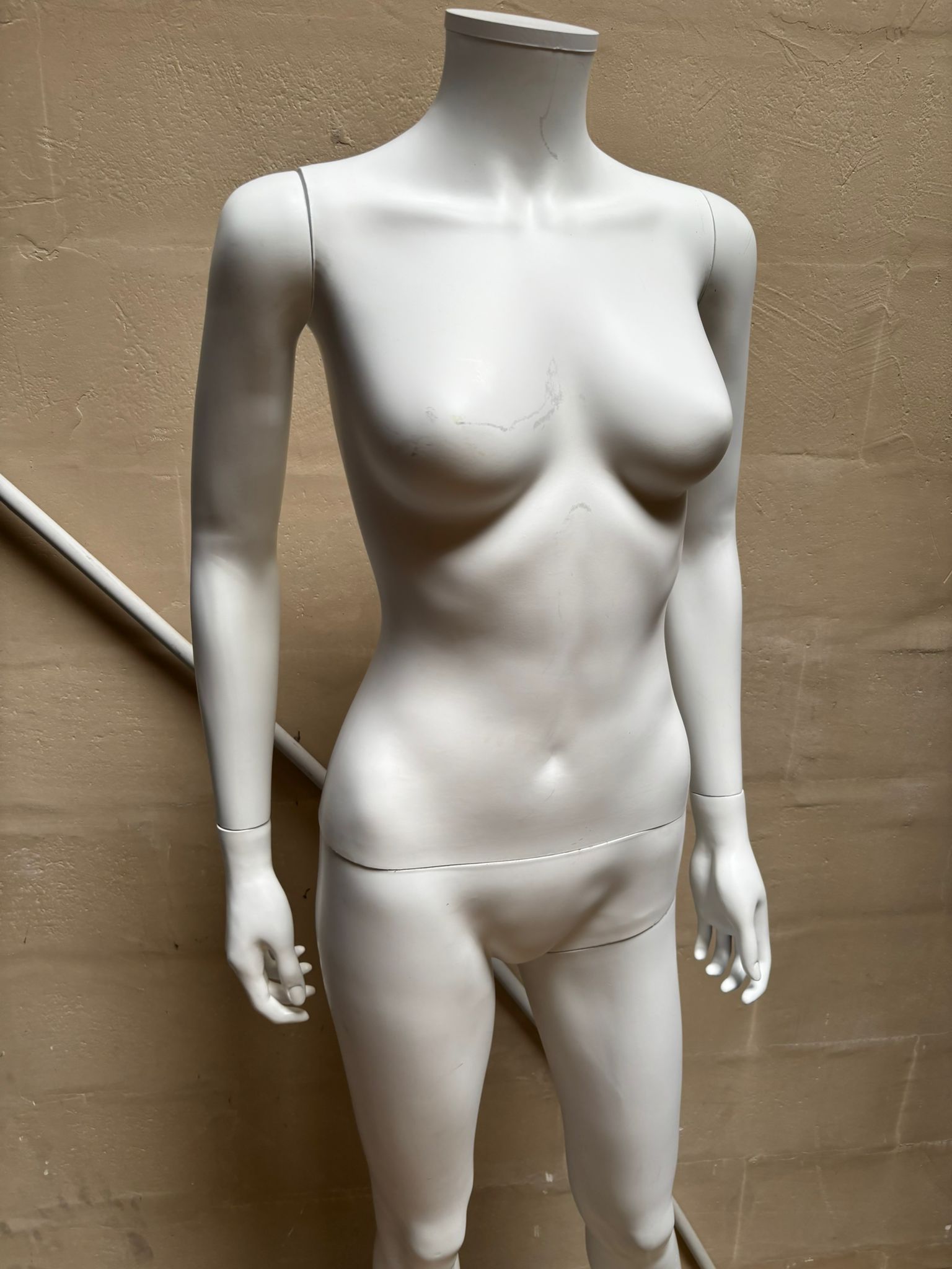 Mannequin femme sur socle en verre blanc – H163 cm