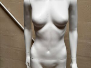 Mannequin femme sur socle en verre blanc – H163 cm