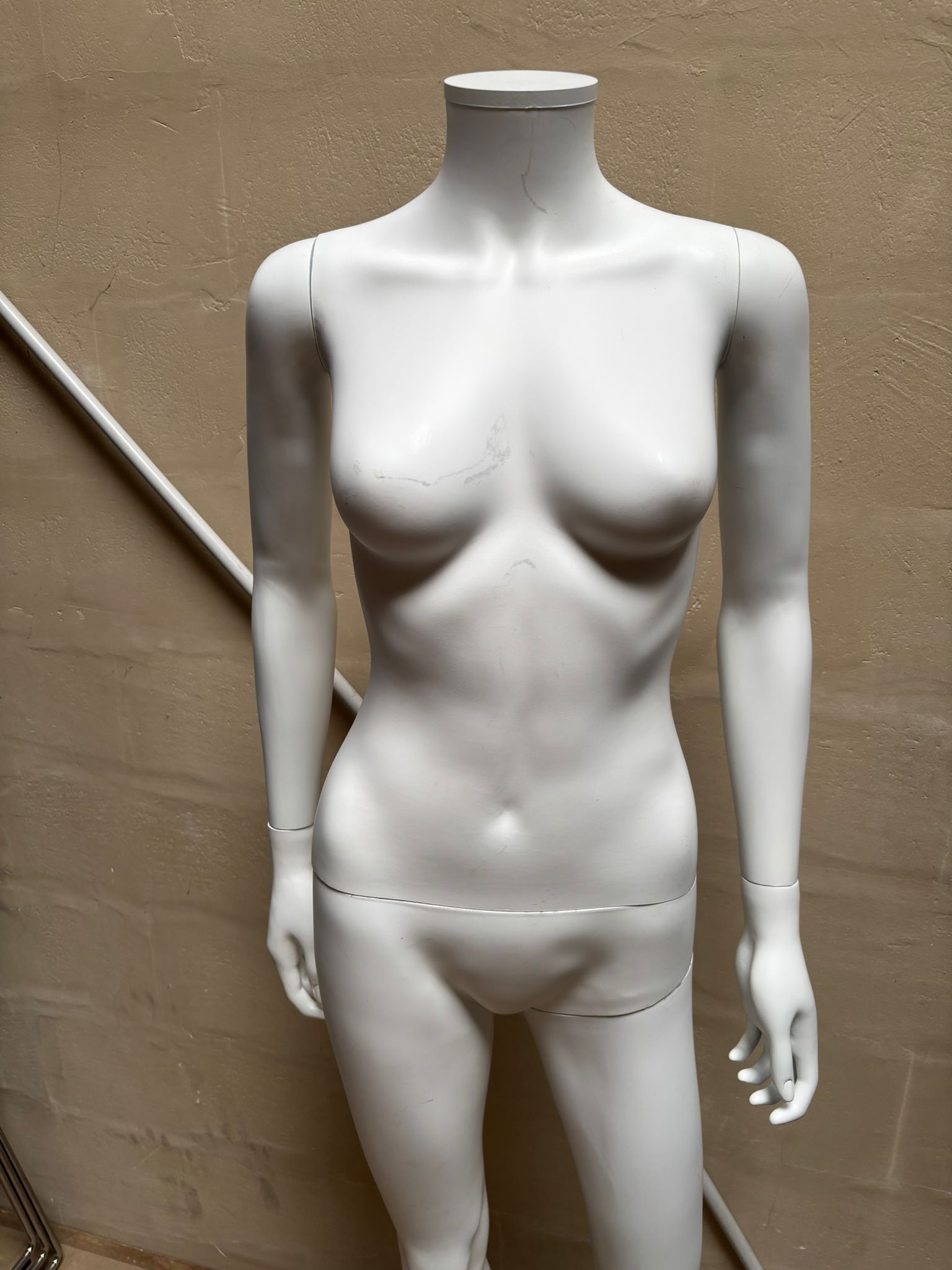 Mannequin femme sur socle en verre blanc – H163 cm