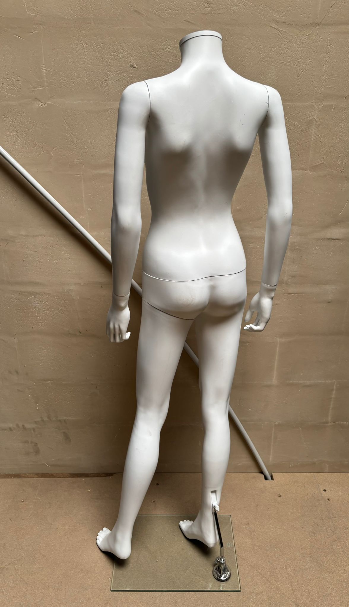 Mannequin femme sur socle en verre blanc – H163 cm