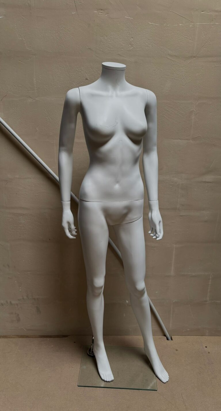 Mannequin femme sur socle en verre blanc – H163 cm