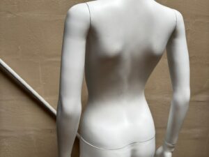 Mannequin femme sur socle en verre blanc – H163 cm