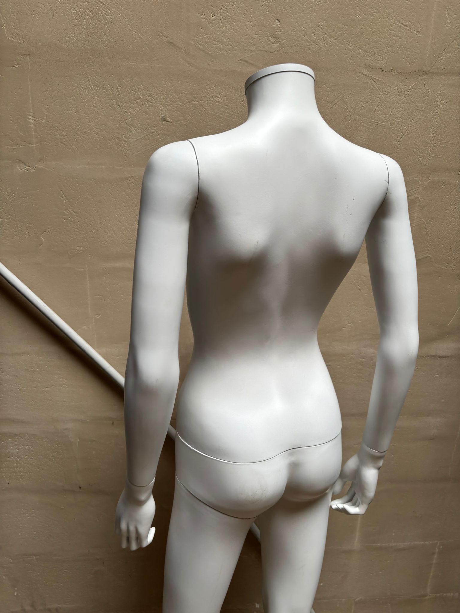 Mannequin femme sur socle en verre blanc – H163 cm