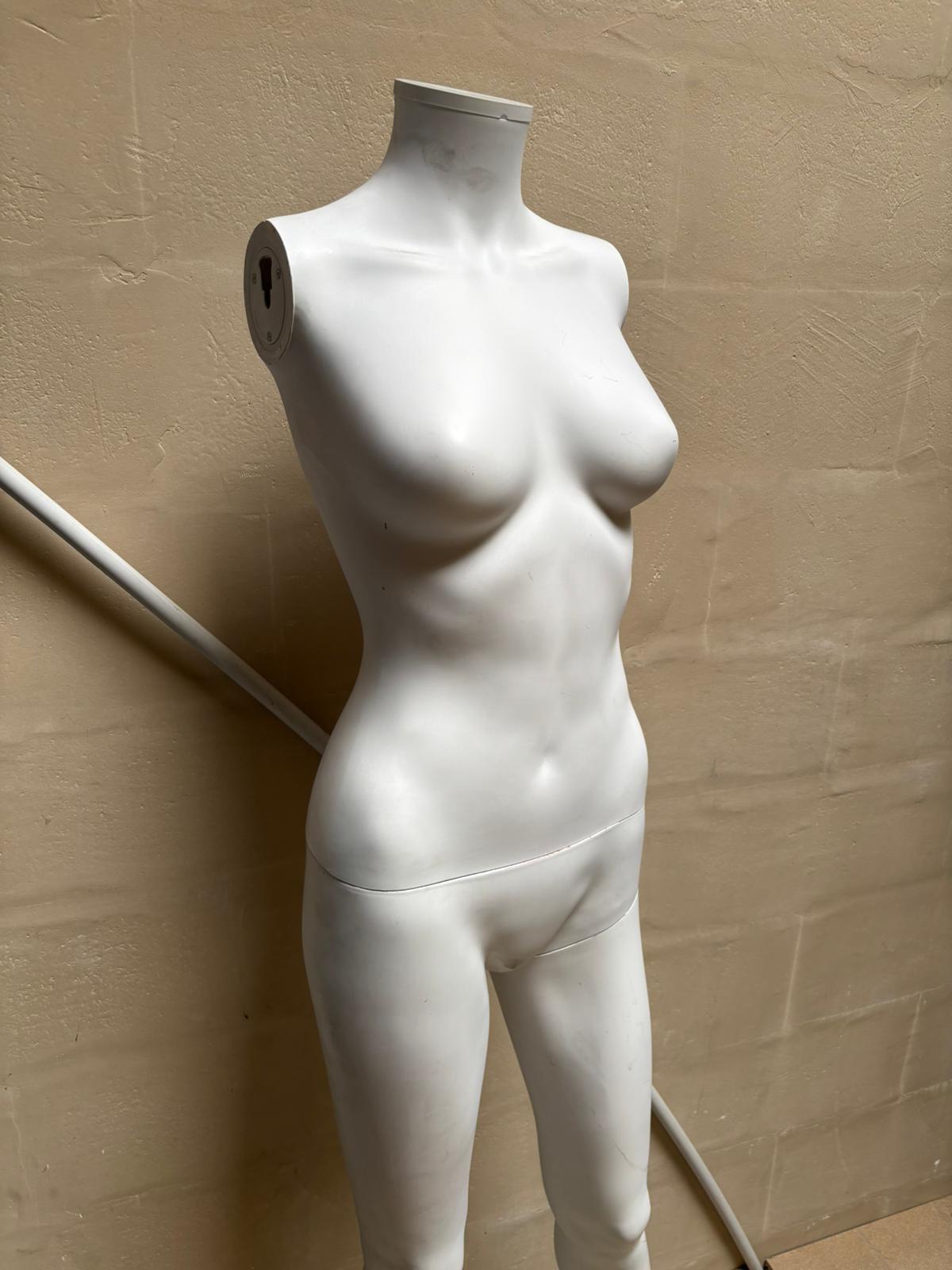 Mannequin femme sur socle en verre blanc mat – H160 cm