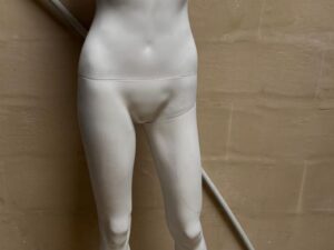 Mannequin femme sur socle en verre blanc mat – H160 cm