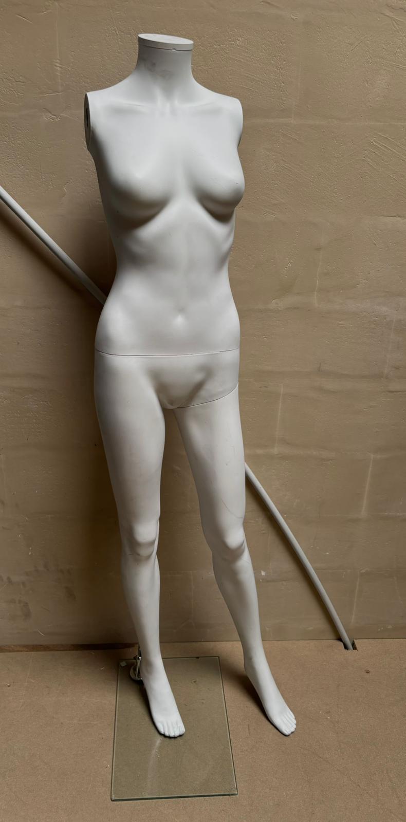 Mannequin femme sur socle en verre blanc mat – H160 cm