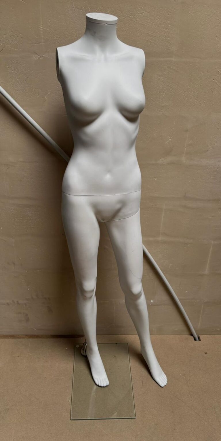 Mannequin femme sur socle en verre blanc mat – H160 cm