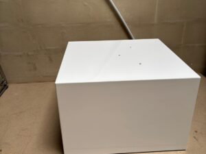 Podium de présentation blanc brillant bois et fibre de verre – Neuf – L60 x l60 x H40 cm