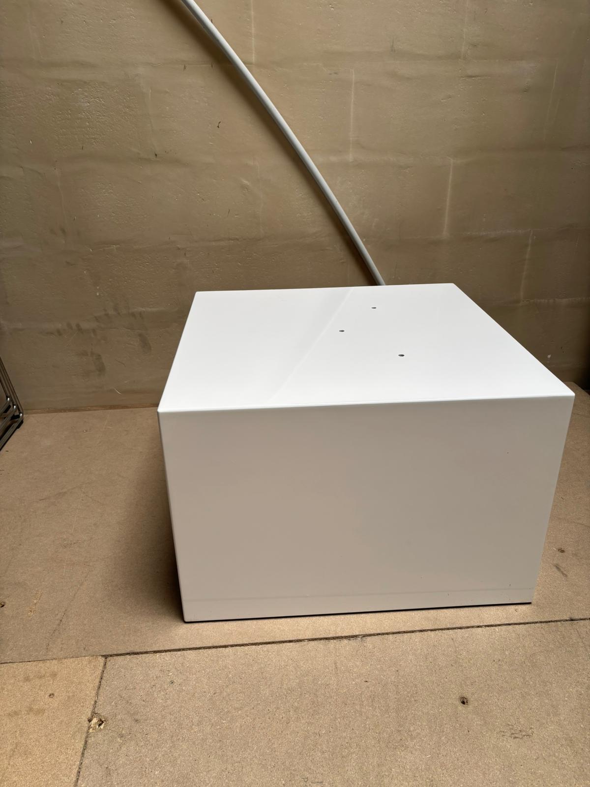 Podium de présentation blanc brillant bois et fibre de verre – Neuf – L60 x l60 x H40 cm