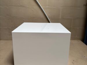 Podium de présentation blanc brillant bois et fibre de verre – Neuf – L60 x l60 x H40 cm