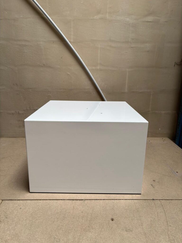 Podium de présentation blanc brillant bois et fibre de verre – Neuf – L60 x l60 x H40 cm
