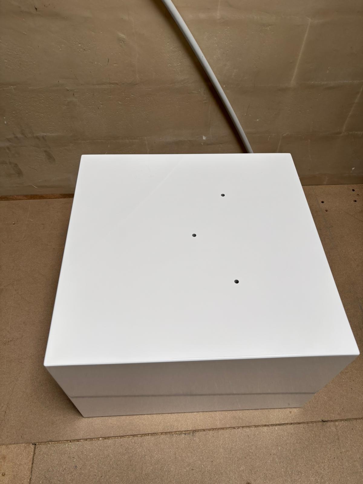 Podium de présentation blanc brillant bois et fibre de verre – Neuf – L60 x l60 x H40 cm