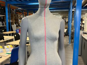 Mannequin buste femme gris sur socle métallique réglable – H80 cm