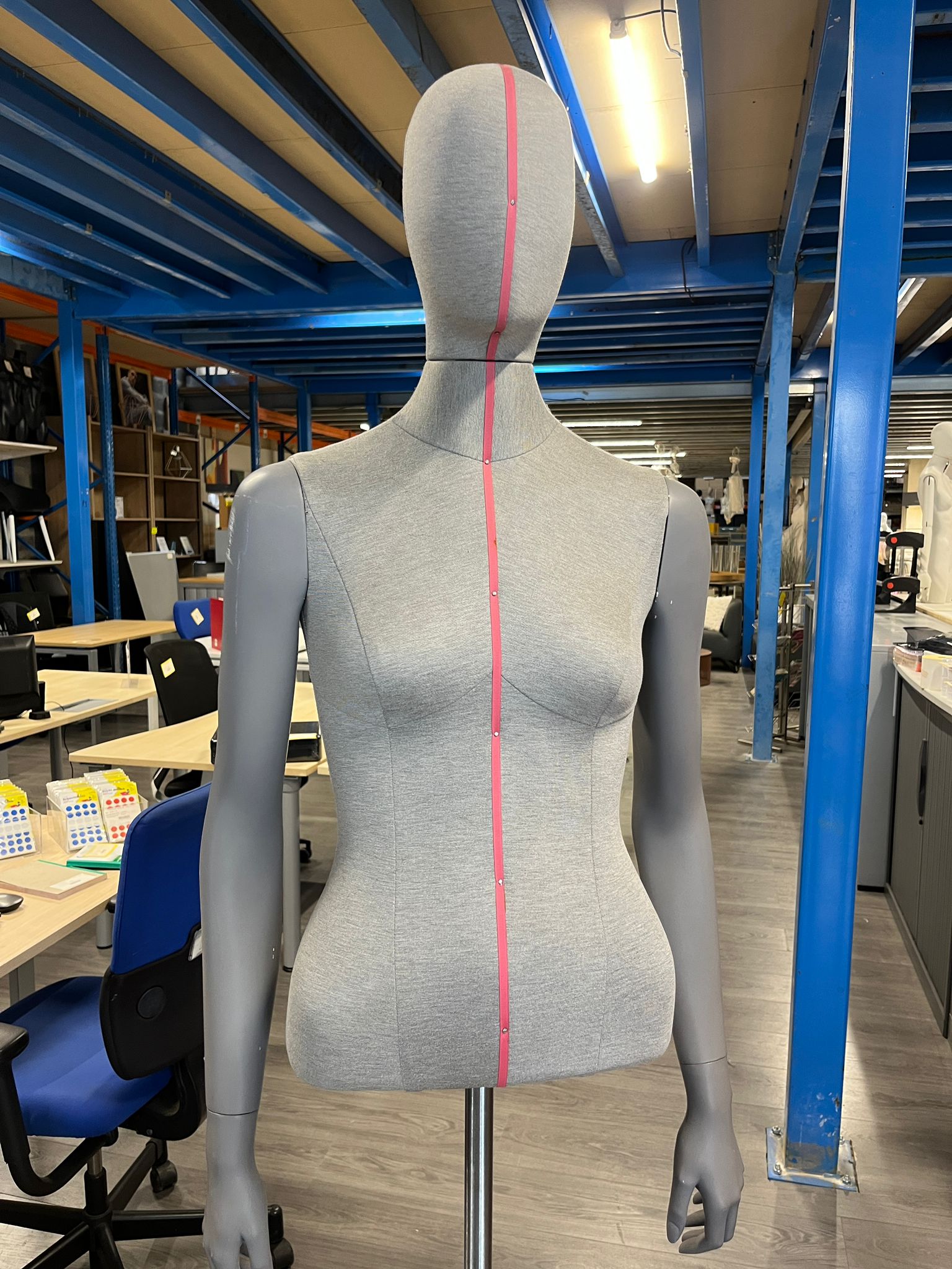 Mannequin buste femme gris sur socle métallique réglable – H80 cm