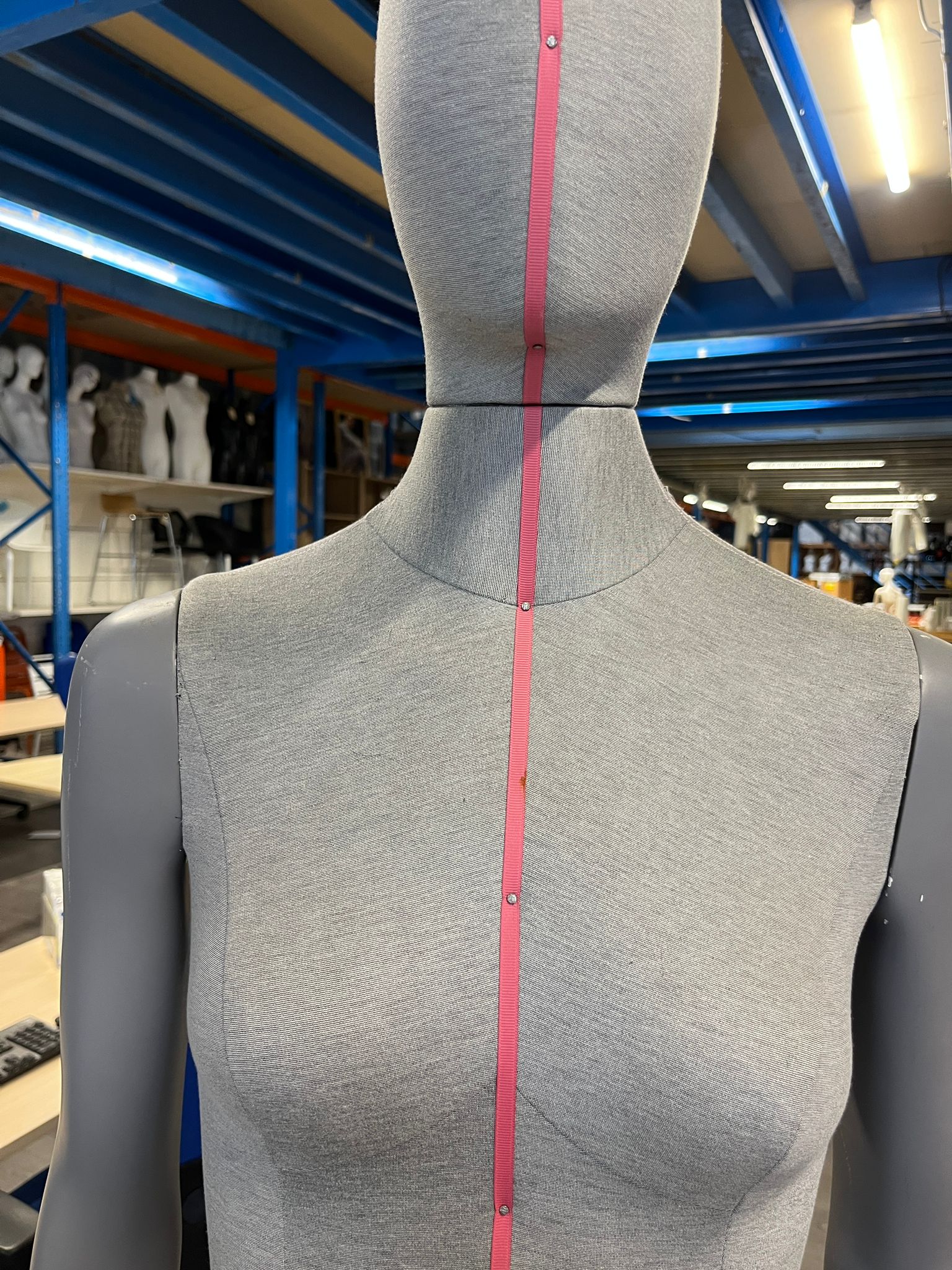 Mannequin buste femme gris sur socle métallique réglable – H80 cm