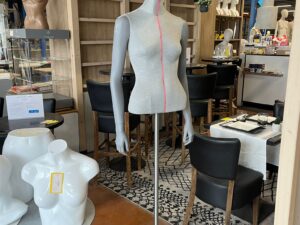 Mannequin buste femme gris sur socle métallique réglable – H80 cm