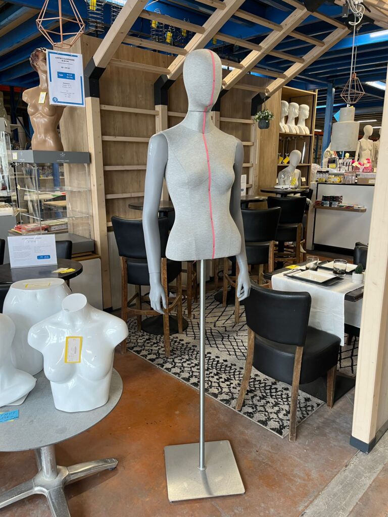 Mannequin buste femme gris sur socle métallique réglable – H80 cm