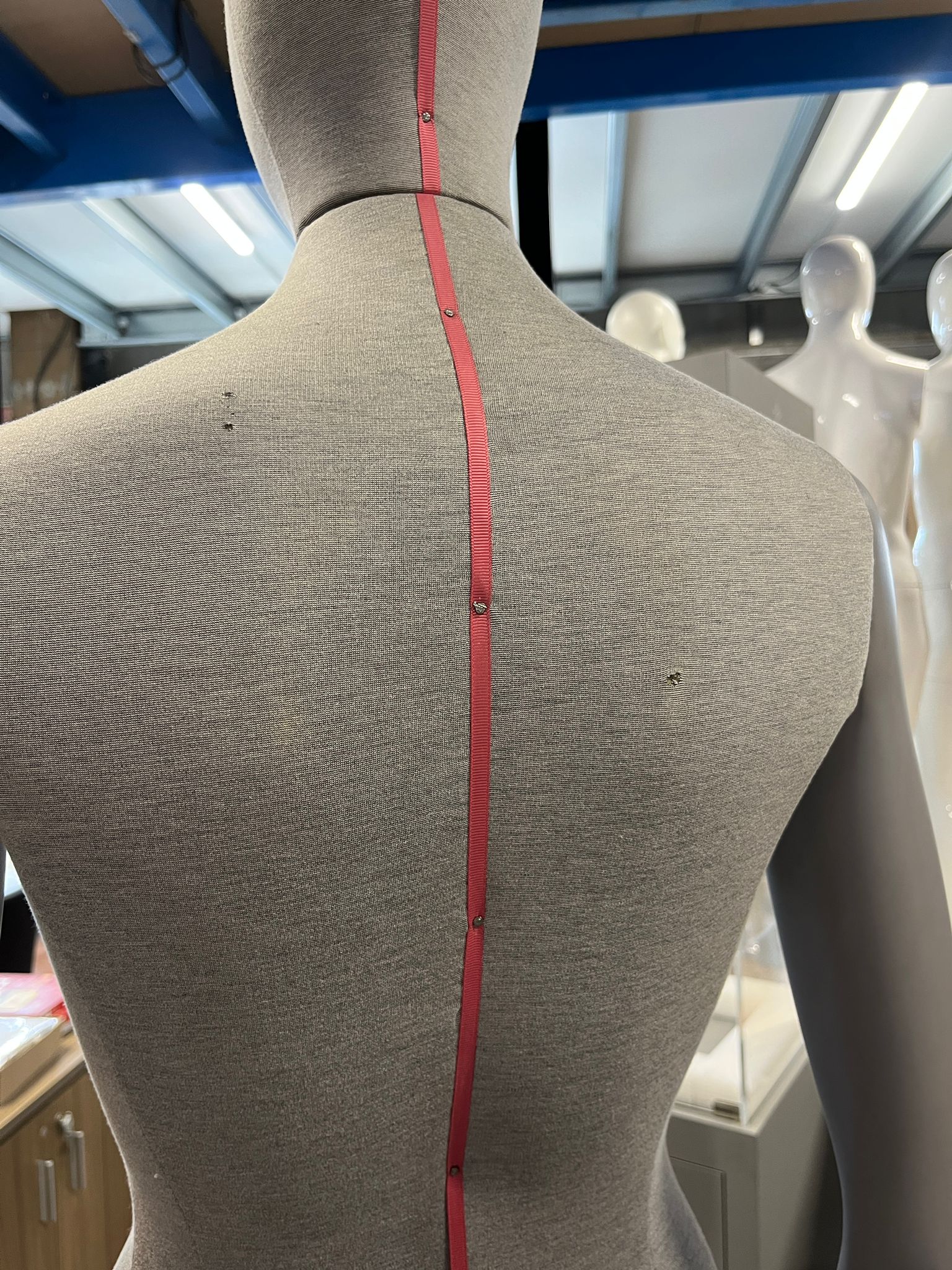 Mannequin buste femme gris sur socle métallique réglable – H80 cm