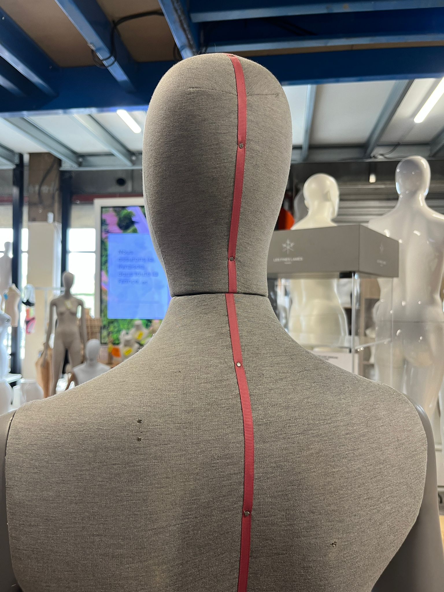 Mannequin buste femme gris sur socle métallique réglable – H80 cm