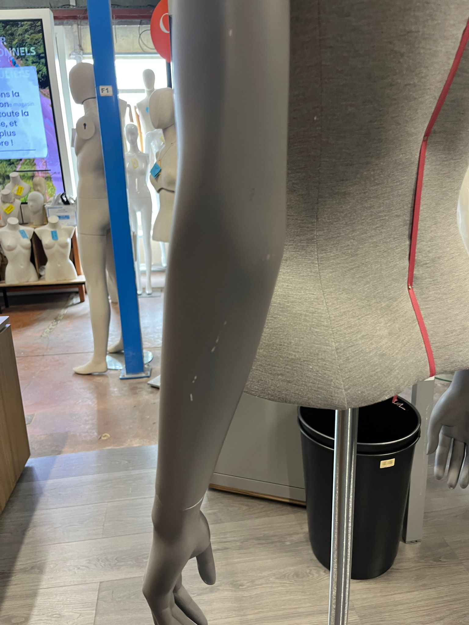 Mannequin buste femme gris sur socle métallique réglable – H80 cm
