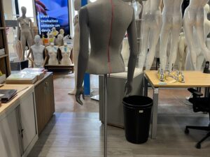 Mannequin buste femme gris sur socle métallique réglable – H80 cm