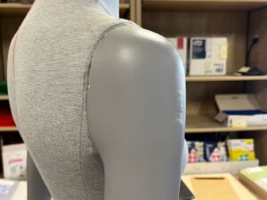 Mannequin buste femme gris sur socle métallique réglable – H80 cm