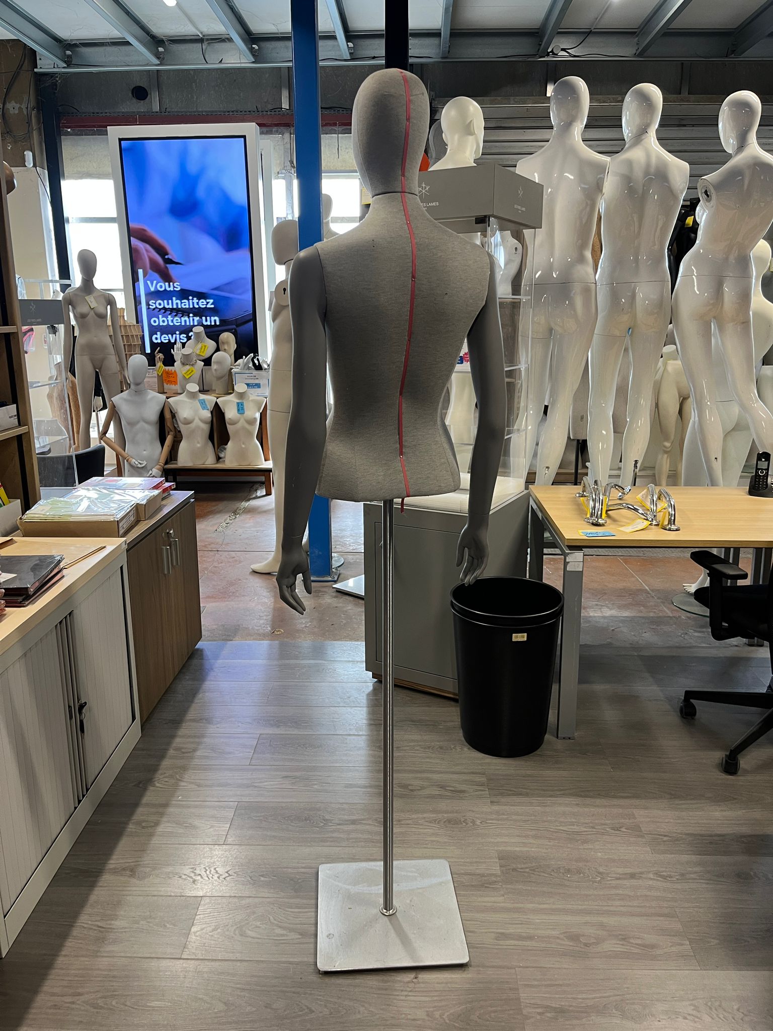 Mannequin buste femme gris sur socle métallique réglable – H80 cm