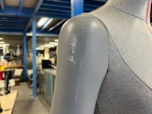 Mannequin buste femme gris sur socle métallique réglable – H80 cm