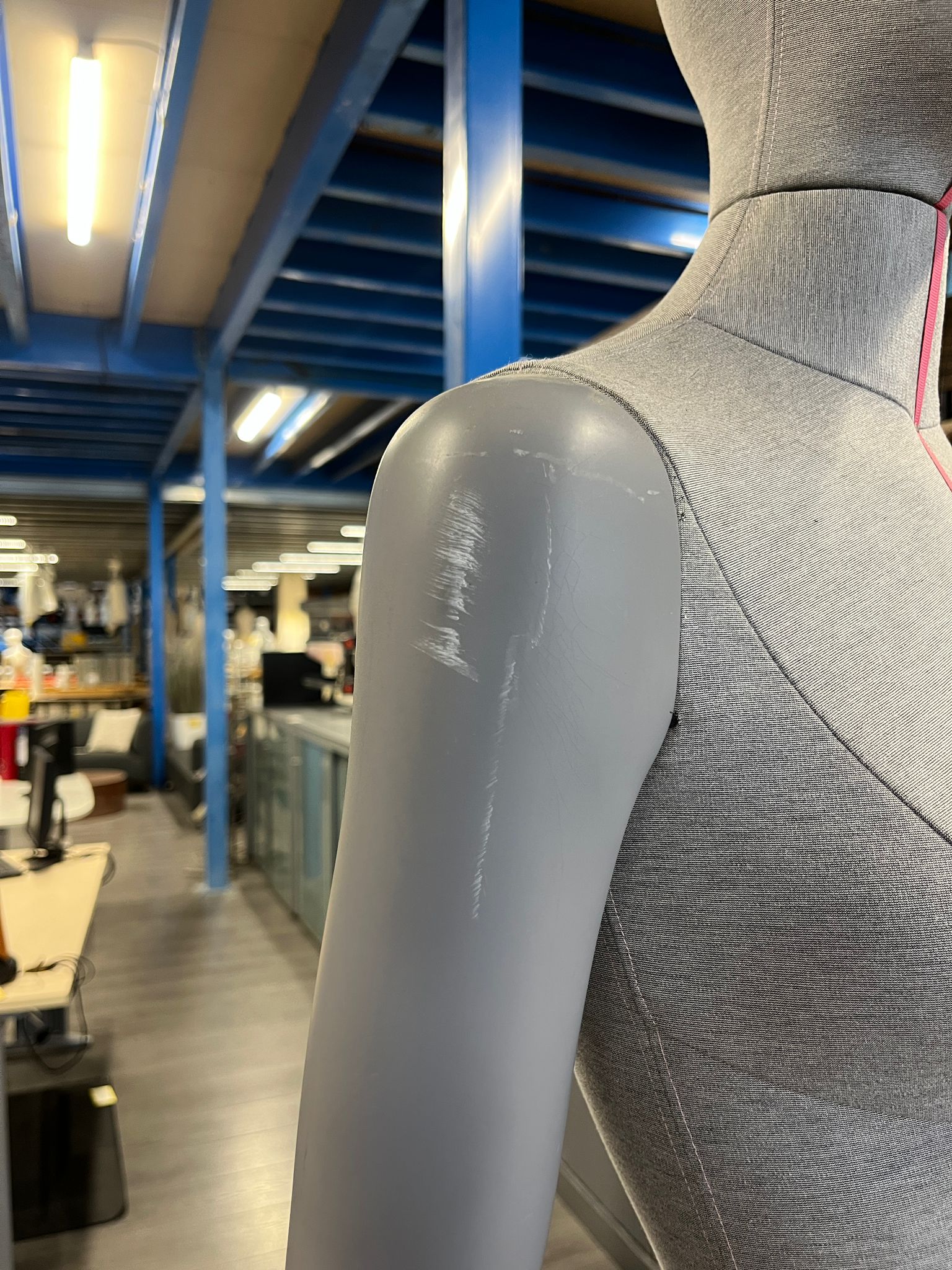 Mannequin buste femme gris sur socle métallique réglable – H80 cm