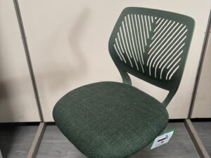 Chaise de bureau à roulettes rotative verte ou bleue réglable état neuf – H87 cm