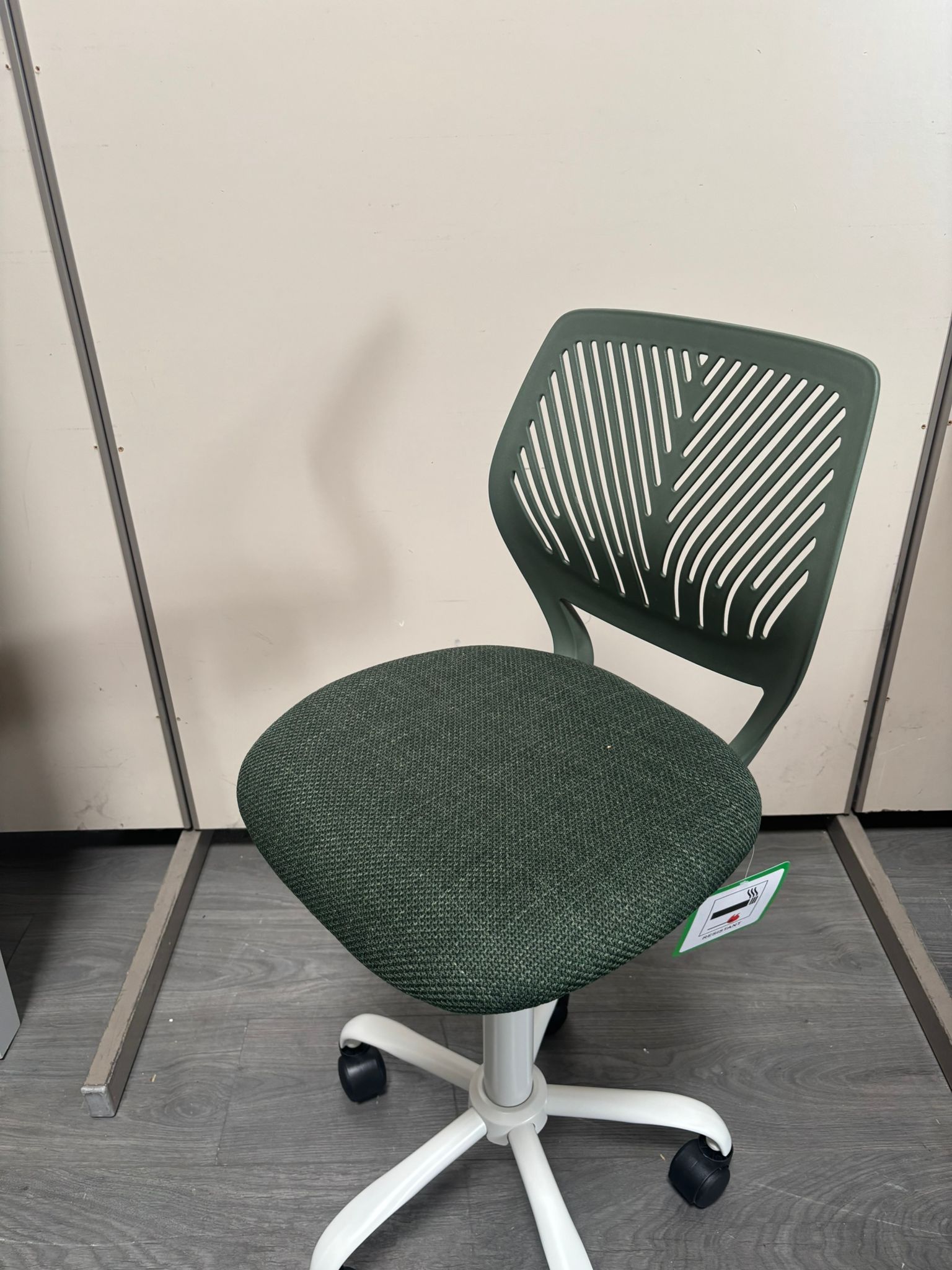 Chaise de bureau à roulettes rotative verte ou bleue réglable état neuf – H87 cm