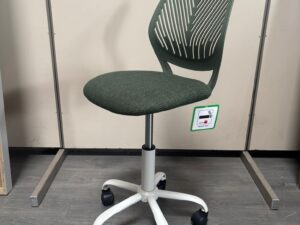 Chaise de bureau à roulettes rotative verte ou bleue réglable état neuf – H87 cm
